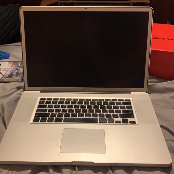 max book pro (silver) needs a charger - Picture 2 of 2